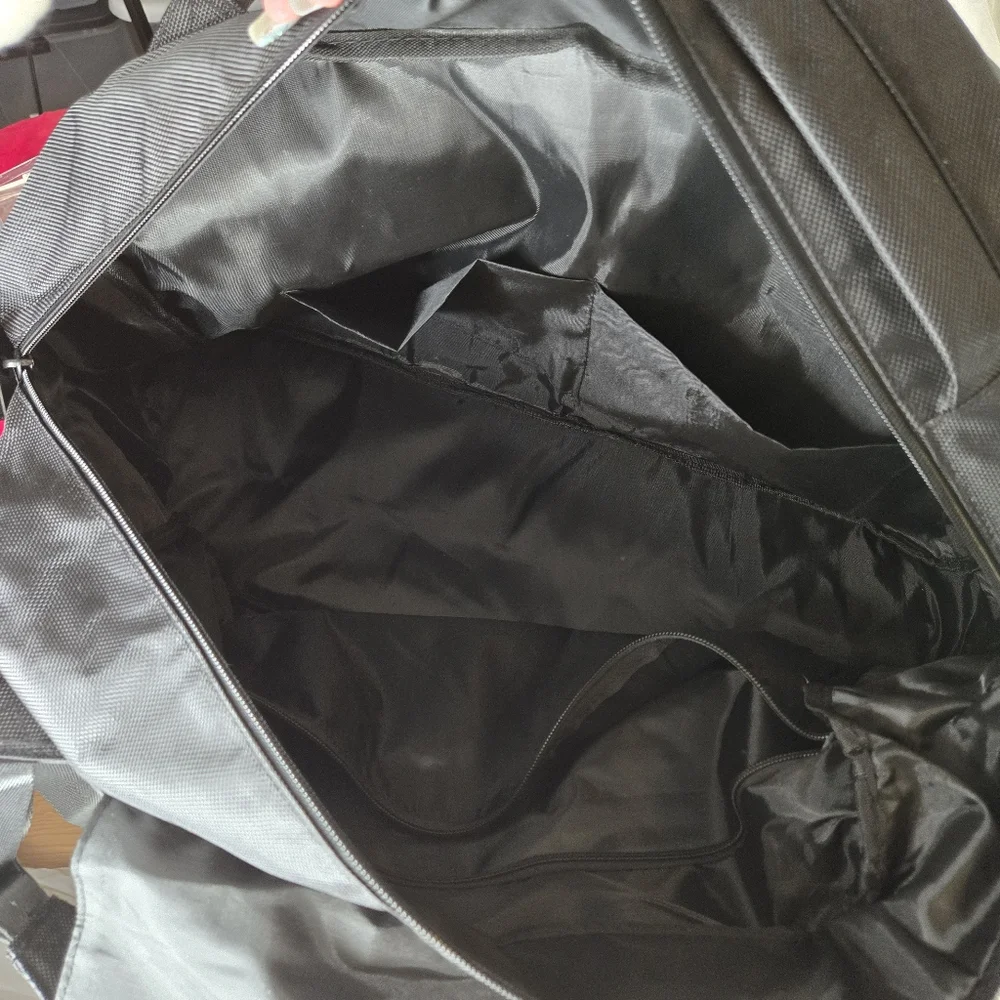 Oakley NWOT Utility Duffel bag 50L blackout hunting fishing hiking